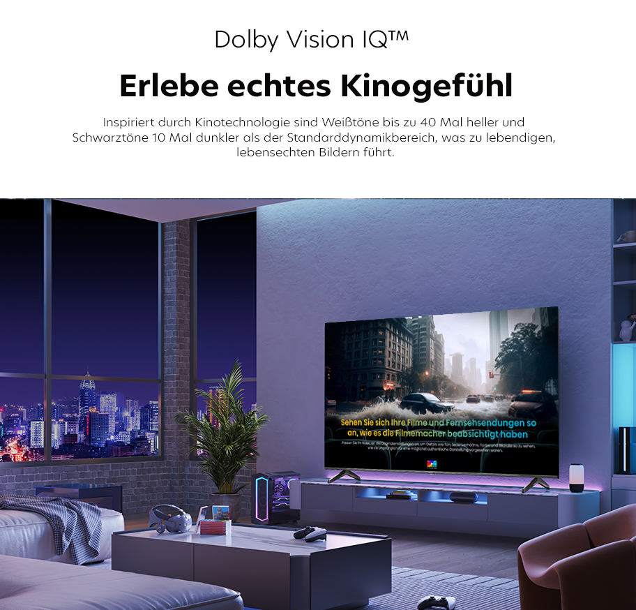 Feature-Banner,Erlebe echtes Kinogefuehl mit dolby Vision. Im Wohnzimmer mit großem Flachbildfernseher, der eine Stadtansicht zeigt, moderner Einrichtung und nächtlicher Skyline durch Fenster.'